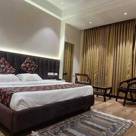 Hotel Alpine Plaza Shāhpur Extérieur photo