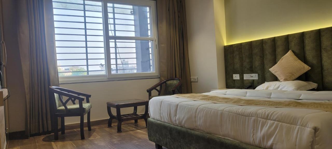 Hotel Alpine Plaza Shāhpur Extérieur photo