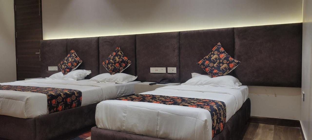 Hotel Alpine Plaza Shāhpur Extérieur photo