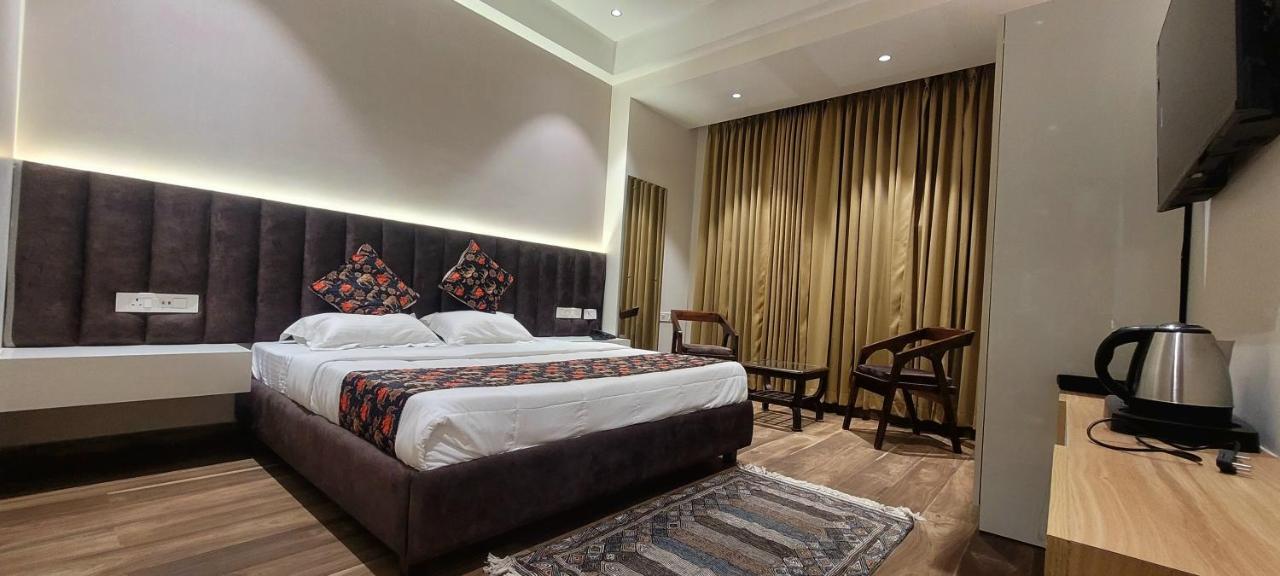 Hotel Alpine Plaza Shāhpur Extérieur photo