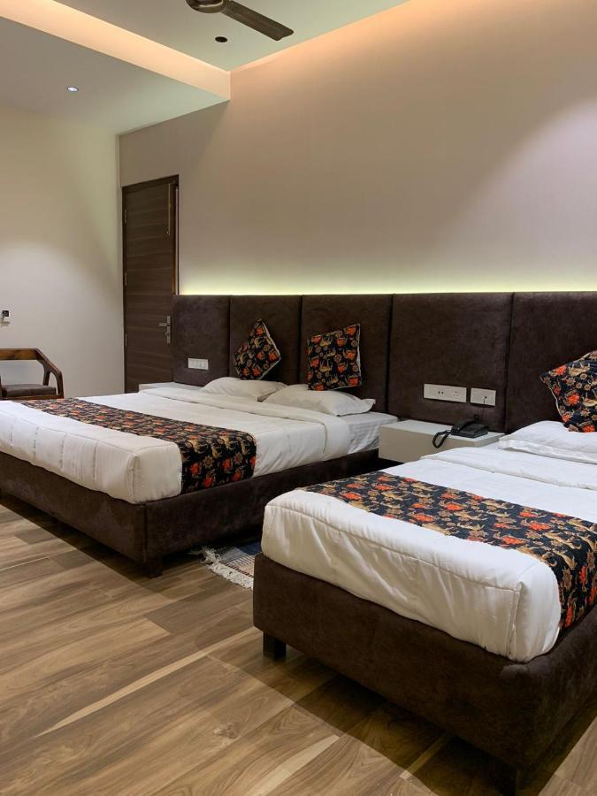 Hotel Alpine Plaza Shāhpur Extérieur photo